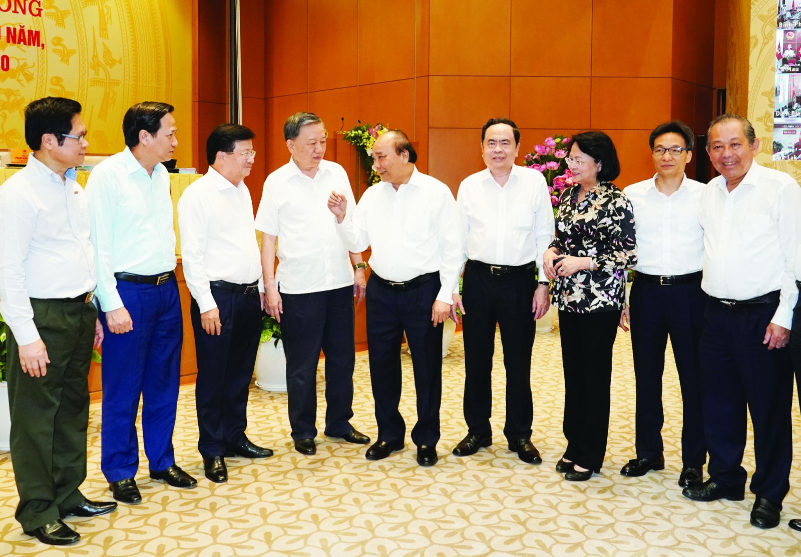  Thủ tướng trao đổi cùng các đại biểu dự hội nghị. Ảnh: VGP/Quang Hiếu