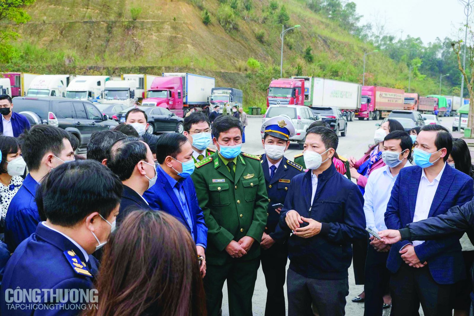 Bộ trưởng Trần Tuấn Anh trao đổi với lực lượng chức năng tại khu vực cửa khẩu để đảm bảo nâng cao năng lực thông quan hàng hóa qua địa bàn tỉnh Lạng Sơn.