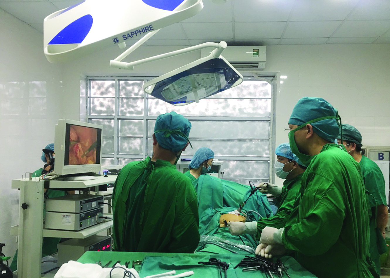  Các Bác sỹ của TTYT huyện Bắc Sơn đang thực hiện kỹ thuật mổ nội soi cho bệnh nhân