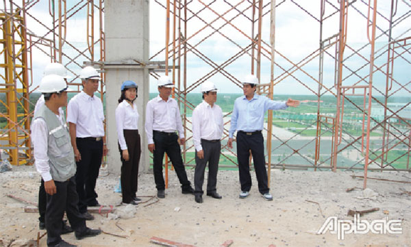 Ông Lê Văn Hưởng kiểm tra tiến độ thi công công trình trụ sở 8 cơ quan của tỉnh