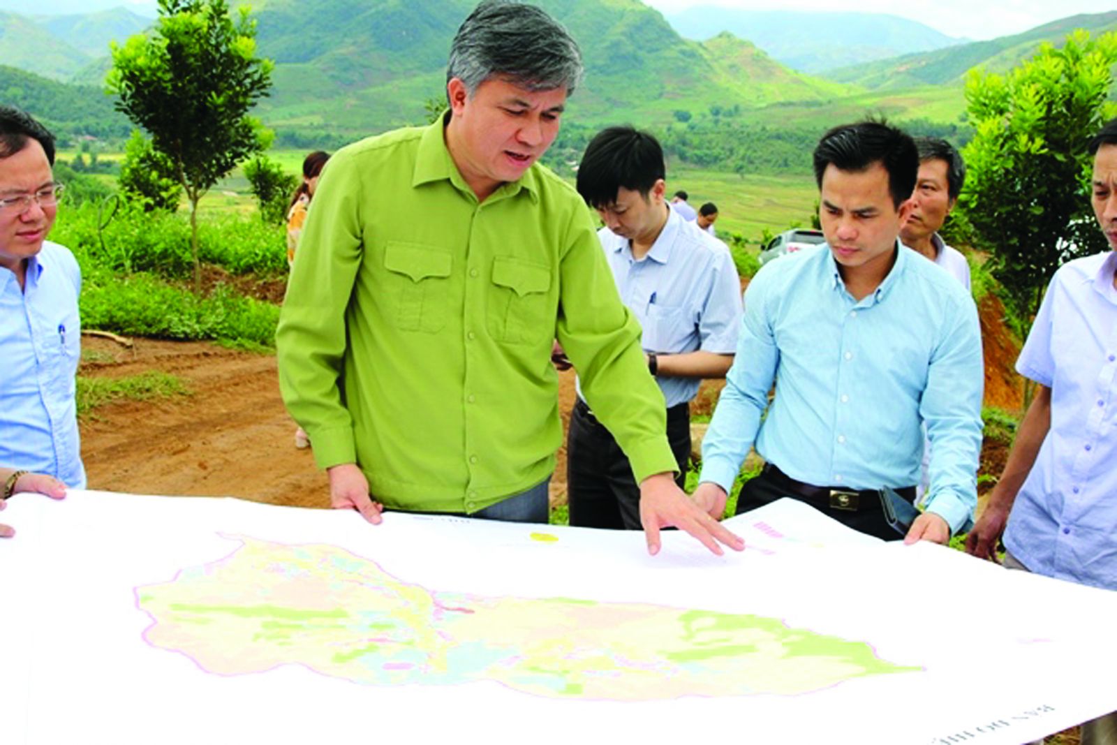 <p/>Ông Lò Văn Tiến, Phó Chủ tịch UBND tỉnh cùng Đoàn công táckiểm tra thực địa việc kiểm kê đất đai tại huyện Tuần Giáo.