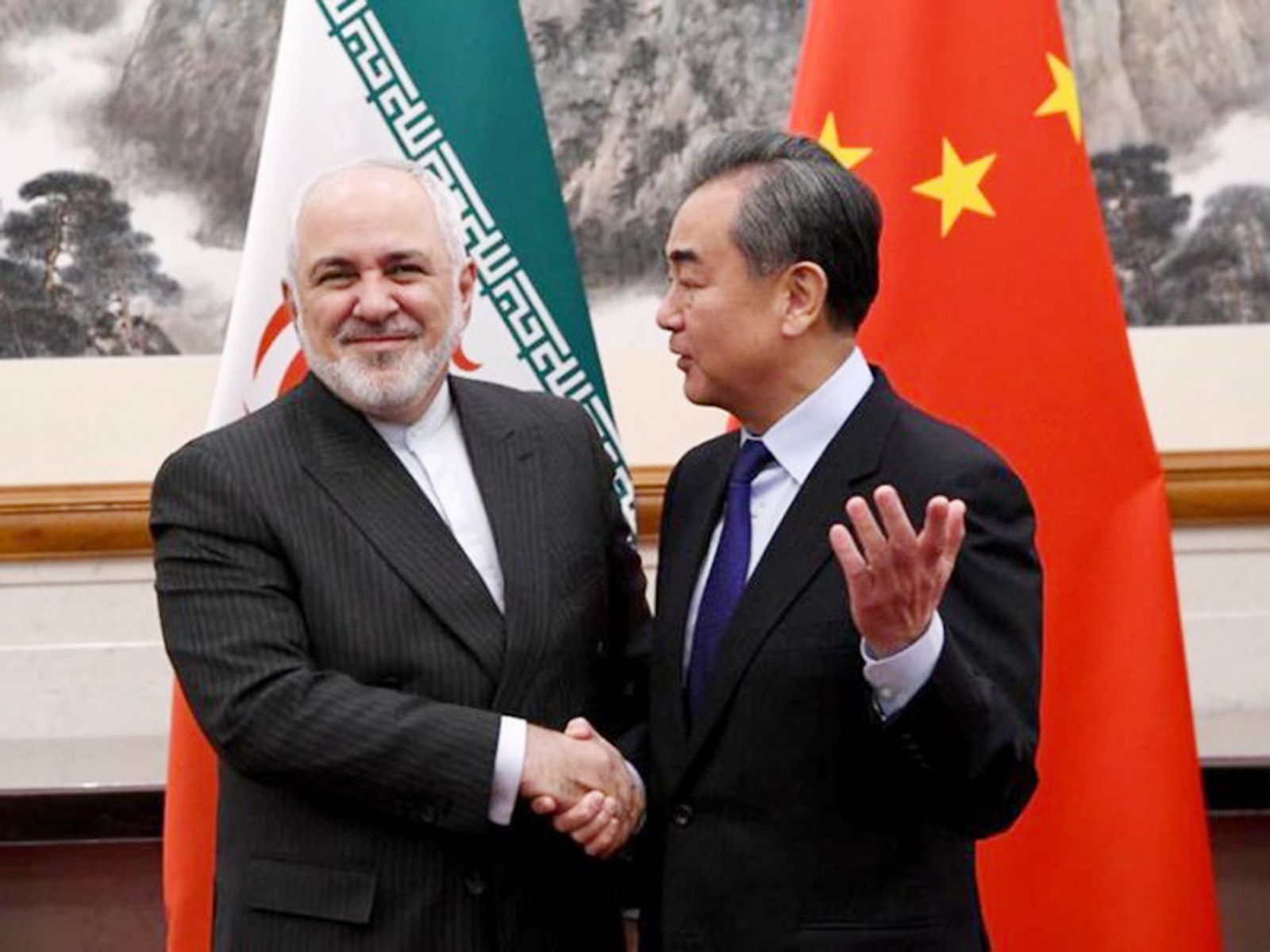 p/Chính phủ Iran đã thông qua dự thảo thỏa thuận hợp tác giữa Iran và Trung Quốc trong thời hạn 25 năm. (Bộ trưởng Ngoại giao Trung Quốc Vương Nghị (phải) đón tiếp Ngoại trưởng Iran Mohammad Javad Zarif tại Bắc Kinh ngày 31/12/2019. Ảnh: Xinhua)
