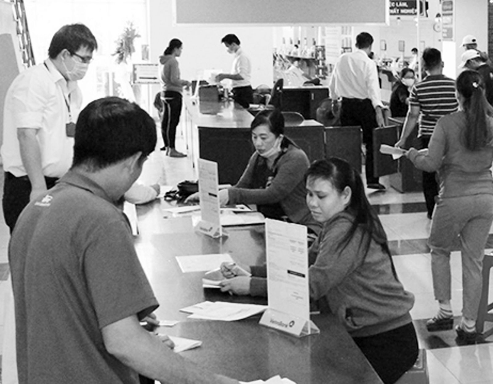  NLĐ làm thủ tục hưởng BH thất nghiệp tại Trung tâm DVVL tỉnh Bình Dương