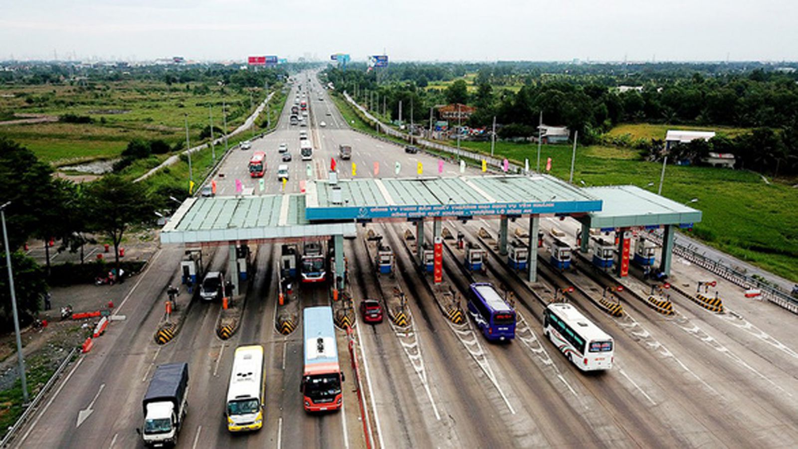  Sau khi tạm ngưng thu phí, lưu lượng xe trên tuyến cao tốc TP Hồ Chí Minh - Trung Lương này tăng đột biến gây lãng phí một nguồn lực lớn.