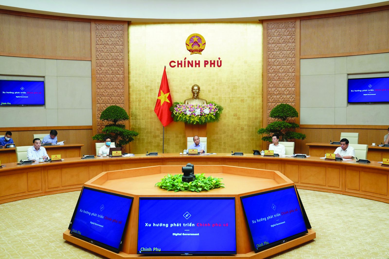  Thủ tướng Nguyễn Xuân Phúc, Chủ tịch Ủy ban Quốc gia về Chính phủ điện tử (CPĐT) chủ trì hội nghị trực tuyến về Chính phủ điện tử.