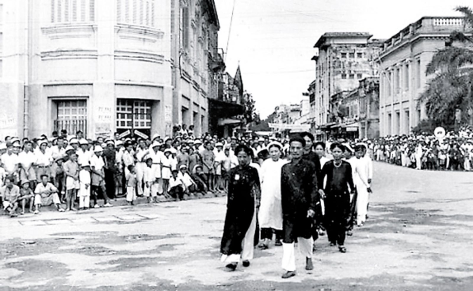  Gia đình cụ Trịnh Văn Bô đã ủng hộ cách mạng 5.147 lượng vàng.p/(Đoàn công thương tham gia “Tuần lễ vàng” tổ chức tại Nhà hát Lớn Hà Nội năm 1945. Ảnh: tư liệu)