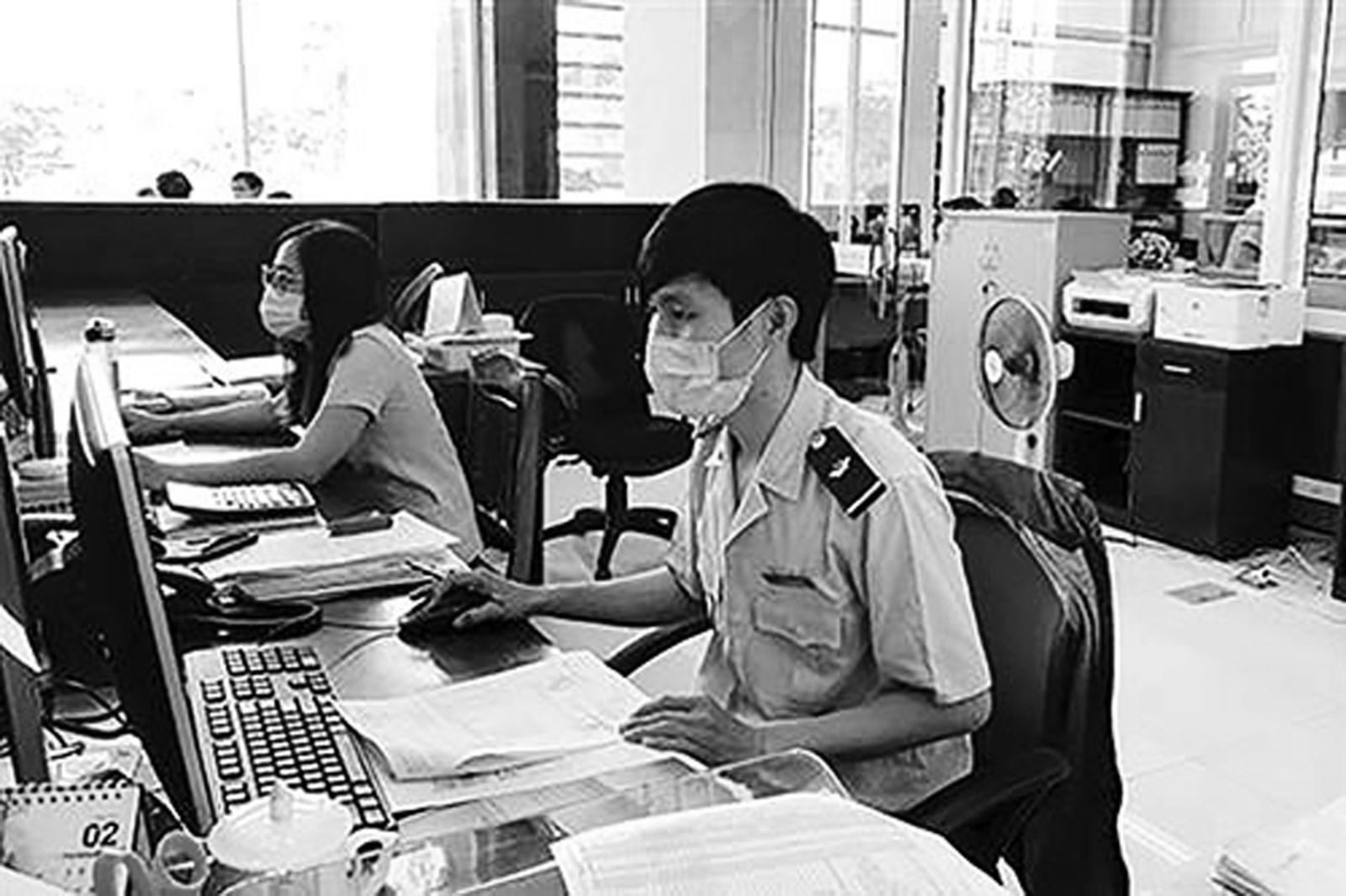  Cán bộ Hải quan Đà Nẵng hỗ trợ DN giải quyết thủ tục XNK qua phương thức điện tử. Ảnh: Nguyễn Sơn