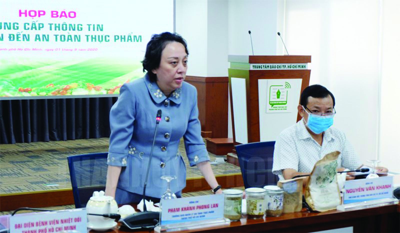  Trưởng Ban Quản lý ATTP Phạm Khánh Phong Lan thông tin tại buổi họp báo liên quan đến sản phẩm thực sản Pate Minh Chay không đảm bảo ATTP trên địa bàn TPHCM. Ảnh: H. Thảo