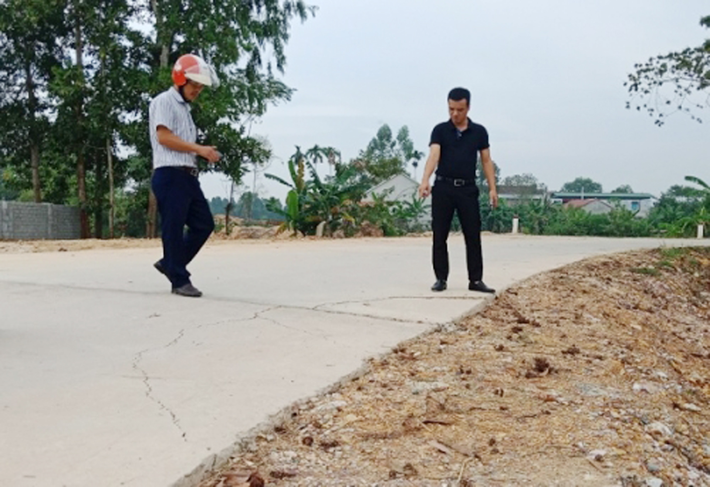  Ông Nguyễn Bá Tặng - Chủ tịch UBND thị trấn Đồng Lộc đi kiểm tra điểm nứt gãy.