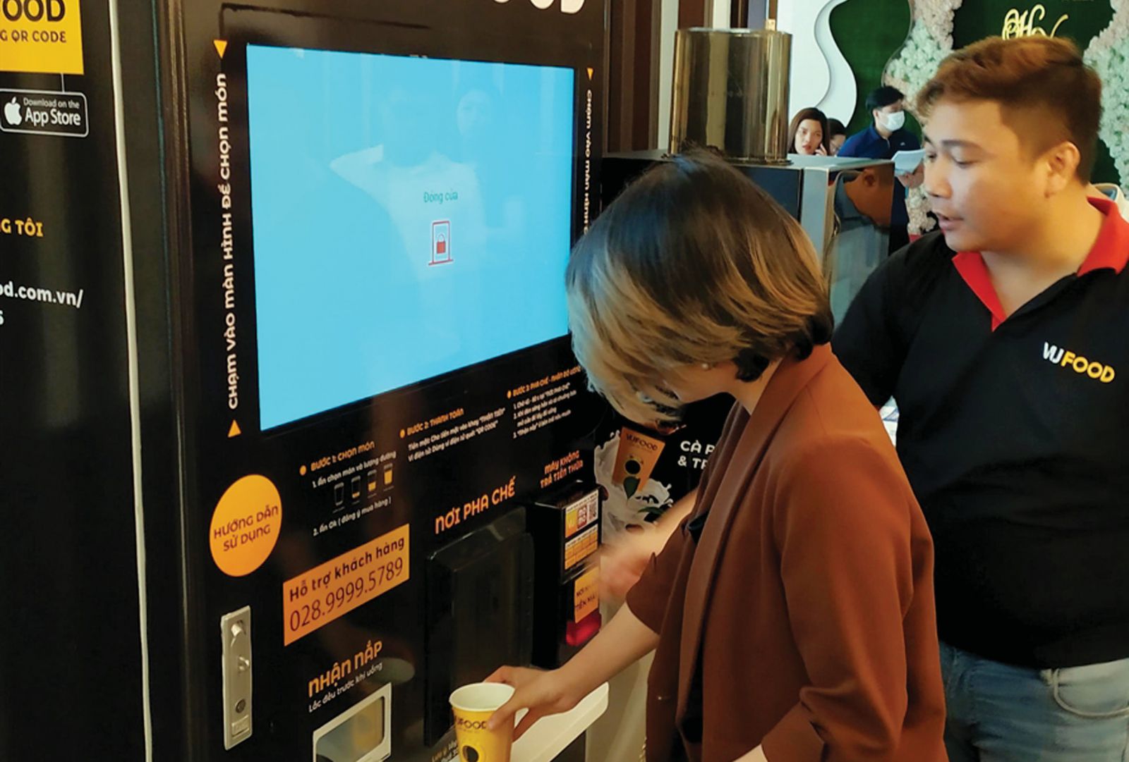 ản phẩm máy pha chế cà phê tự động được giới thiệu tại Hội thảo du lịch thông minh với chủ đề: Công nghệ và giải pháp cho ngành du lịch - dịch vụ thời kỳ hậu COVID-19 tại Đà Nẵng. Ảnh: Lê Lâm