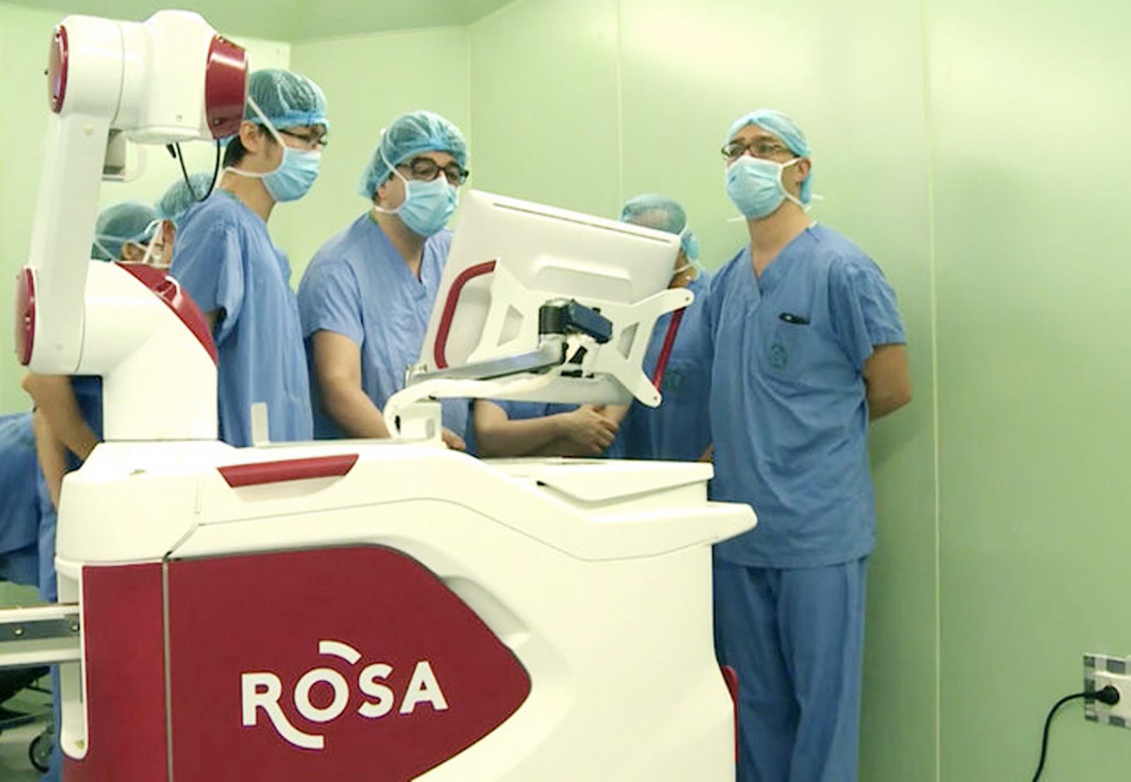  Robot Rosa phẫu thuật thần kinh, sọ não ở Bệnh viện Bạch Mai bị nhà cung cấp nâng giá gấp 5 lần. Ảnh: Bv Bạch Mai
