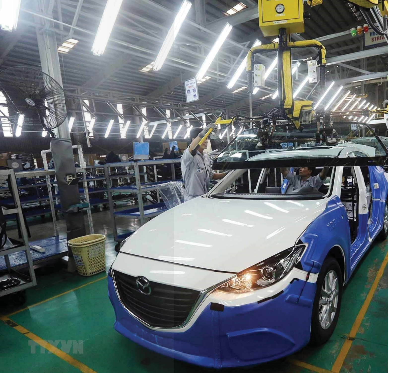 Muốn phát triển ngành công nghiệp ô tô của Việt Nam, thì hàng rào kỹ thuật là rất cần thiết để ngành công nghiệp này không bị cạnh tranh quốc tế bóp chết. (Dây chuyền lắp ráp xe Mazda của Công ty Cổ phần ôtô Trường Hải trong Khu Kinh tế mở Chu Lai, Quảng Nam - Ảnh: Danh Lam)