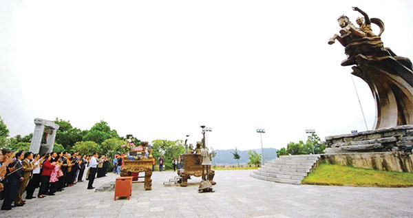 Đoàn doanh nhân dâng hương Đức Thánh Phù Đổng Thiên Vương tại đền Sóc nhân kỷ niệm ngày Doanh nhân Việt Nam 13/10. Ảnh: Quốc Tuấn.