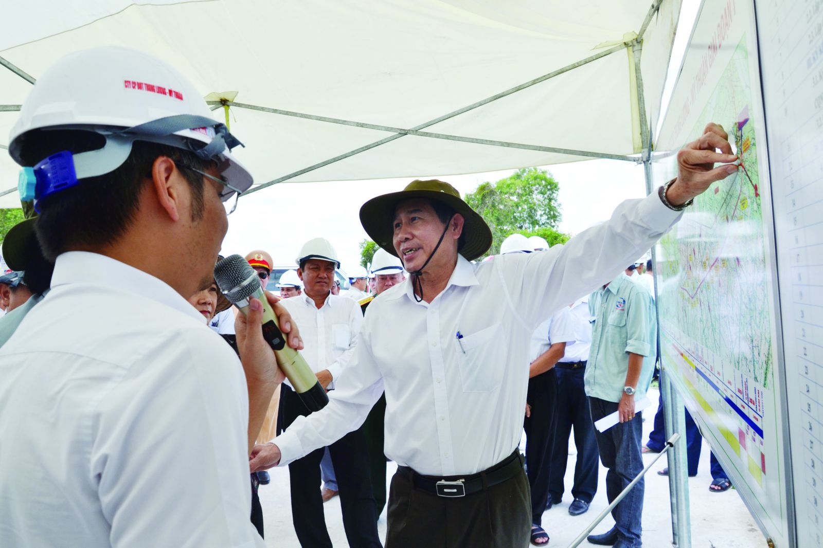 <p/>Chủ tịch UBND tỉnh Tiền Giang Lê Văn Hưởng (bên phải hình) trên công trình dự án cùng nhà đầu tư.