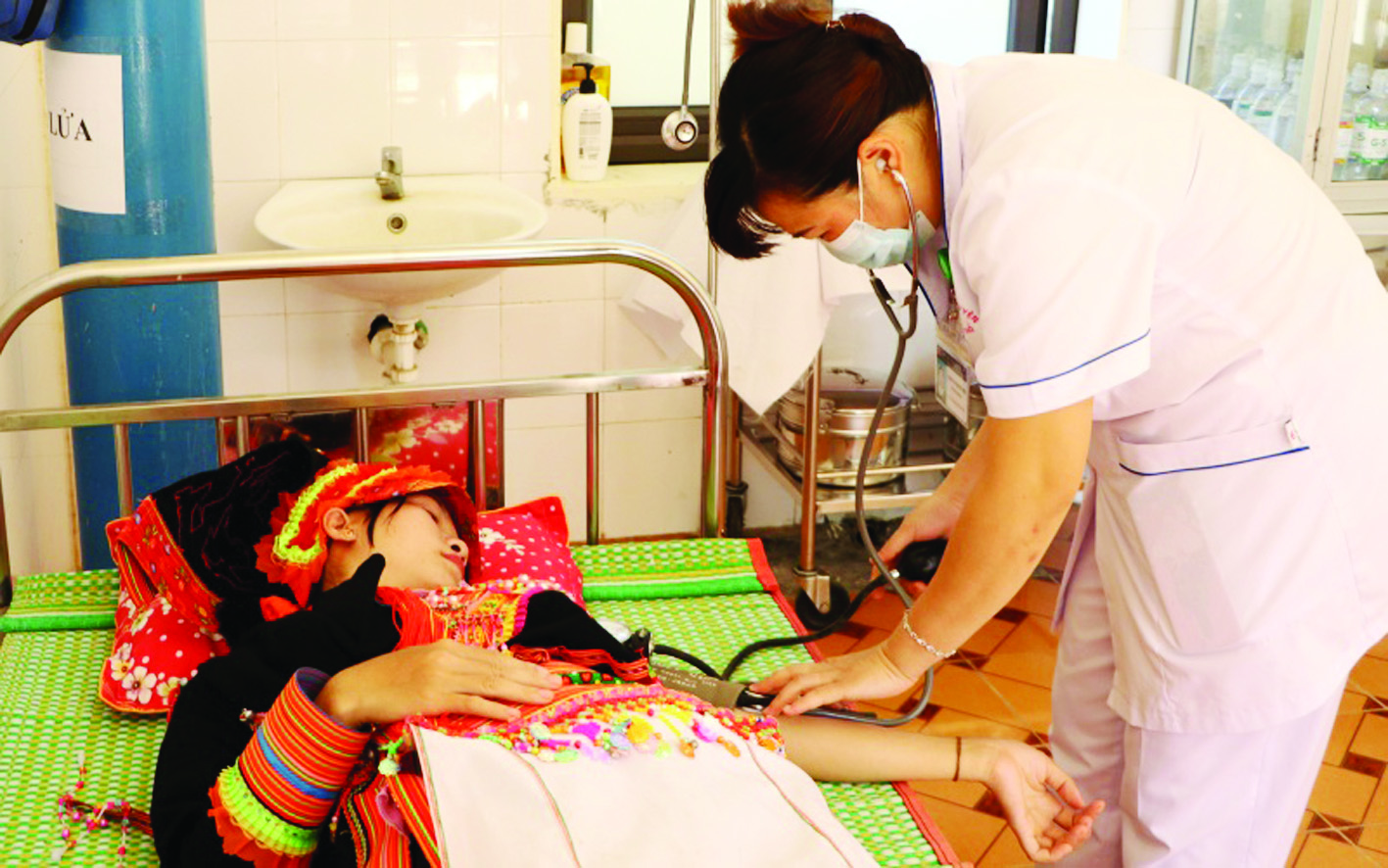  Người dân đến Trạm Y tế xã Ma Ly Pho (Phong Thổ) để khám thai định kỳ.