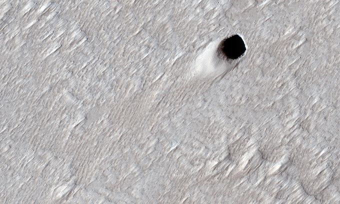 Miệng hang động dung nham rộng 50 m trên sao Hỏa. Ảnh: NASA.