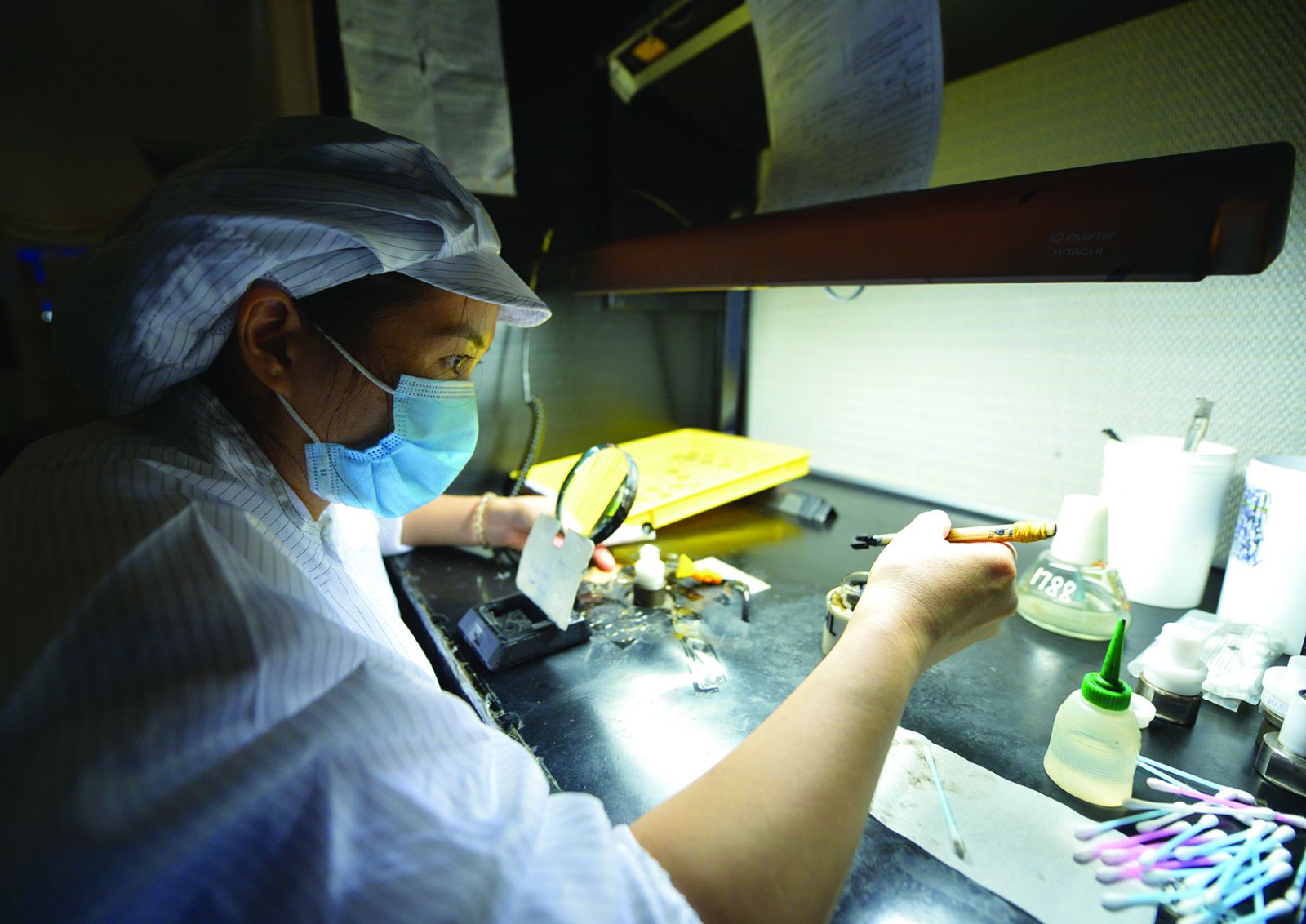  Học viên thực tập dán keo thấu kính tại Công ty R-technical Hoà Bình. 