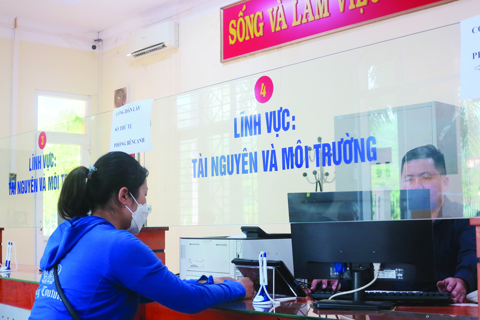  Người dân, doanh nghiệp làm thủ tục hành chínhp/tại bộ phân một cửa tại UBND huyện Điện Biênp/
