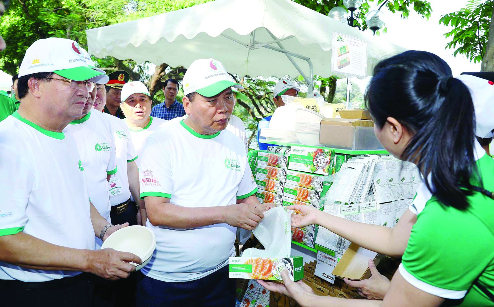 p/Thủ tướng Nguyễn Xuân Phúc và các đại biểu thăm khu trưng bày các sản phẩm thân thiện môi trường, các giải pháp thay thế nhựa sử dụng một lần và nilon khó phân hủy tại Hà Nội