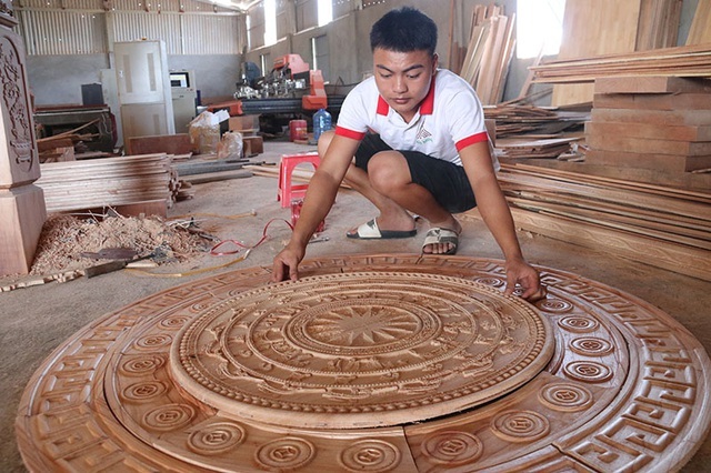 Anh công nhân đang làm một sản phẩm về trần gỗ cho Toàn. Ảnh: NVCC.