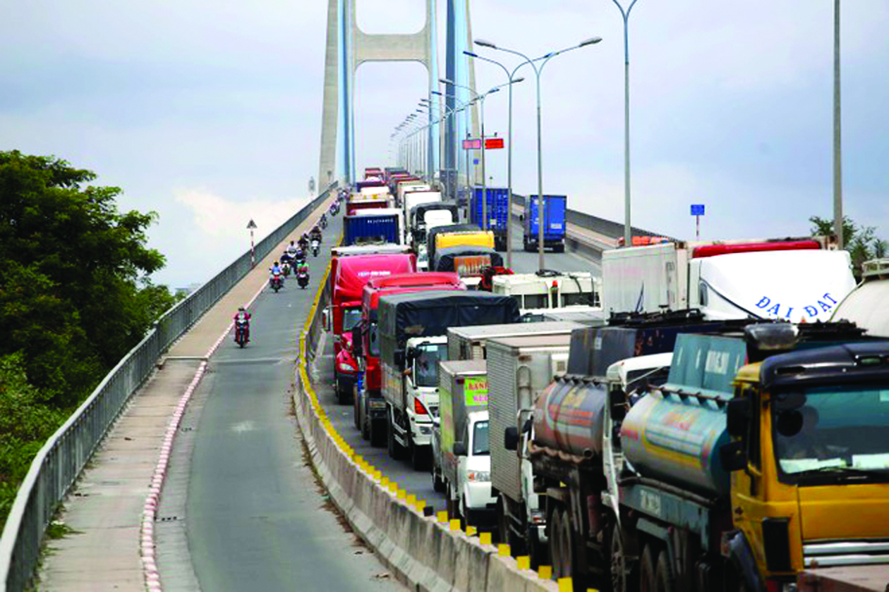  Hạ tầng giao thông vùng trọng điểm kinh tế phía Nam còn yếu kém. (Kẹt xe dài trên cầu Phú Mỹ, Q.7, TP.HCM. Ảnh: NGỌC DƯƠNG)