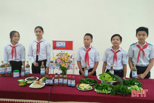 Nhóm tác giả dự án “Nước chấm cua đồng” là những học sinh lớp 8 Trường THCS Lê Bình, Hương Sơn