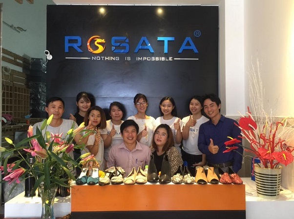 Anh Lê Văn Tính (ngồi giữa) mong muốn đưa thương hiệu giày Rosata sang thị trường các nước Đông Nam Á.