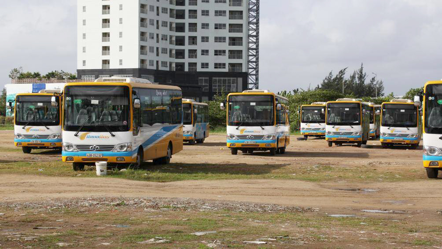  Hàng trăm tài xế, nhân viên công ty xe buýt trợ giá ở Đà Nẵng đình công vì bị nợ lương.