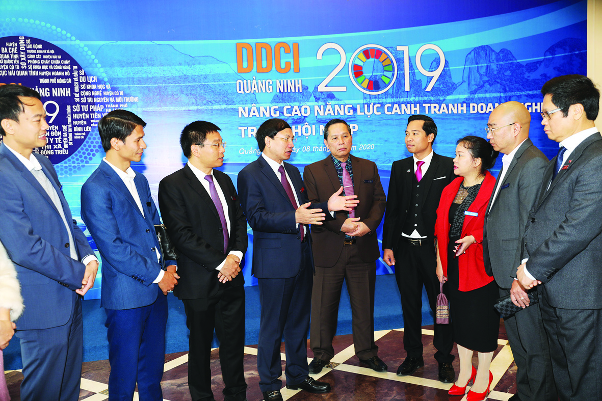 Lãnh đạo Quảng Ninh trò chuyện với các doanh nghiệp bên lề lễ công bố DDCI 2019. Ảnh Đỗ Phương