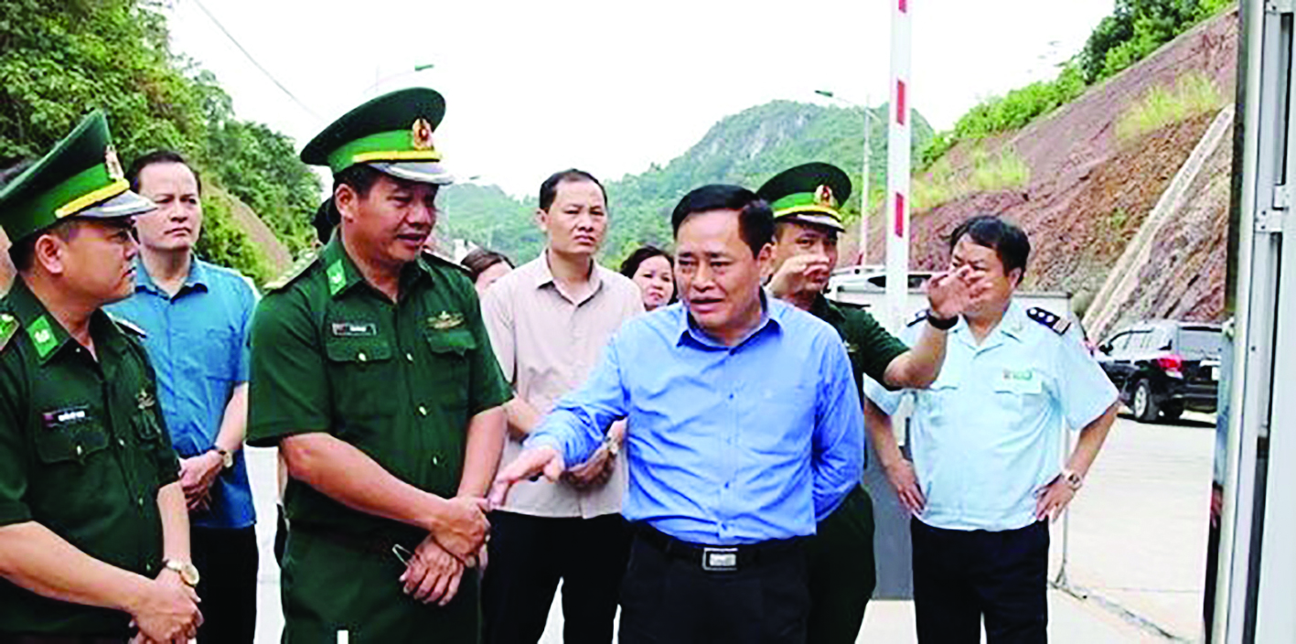  Ông Hồ Tiến Thiệu - Chủ tịch UBND tỉnh Lạng Sơn cùng đoàn công tác kiểm tra tình hình XNK hàng hóa tại khu vực cửa khẩu. 
