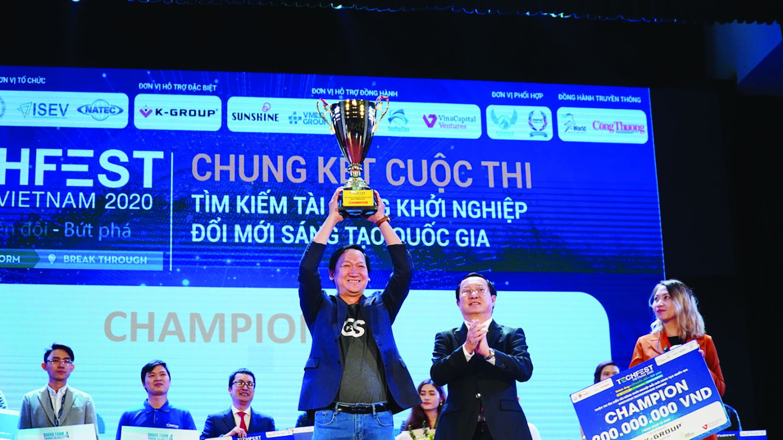  Bộ trưởng Bộ KH&CN trao cúp giải nhất cho đội Công ty cổ phần Gostream Technology tại Cuộc thi Tìm kiếm tài năng khởi nghiệp đổi mới sáng tạo quốc gia