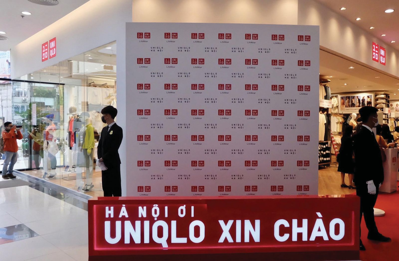 Khách hàng đổ bộ mua sắm tại cửa hàng UNIQLO ngay trong ngày đầu tiên của  Tuần Lễ Cảm Ơn 265  16