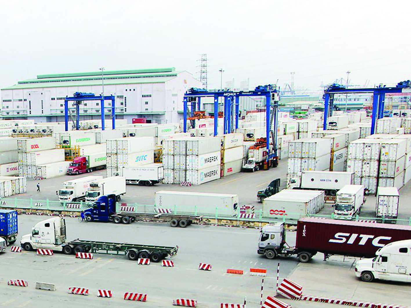 Phát triển logistics TP HCM trước hết cần giải được bài toán về kết nối hạ tầng, tình trạng kẹt xe xung quanh cảng.