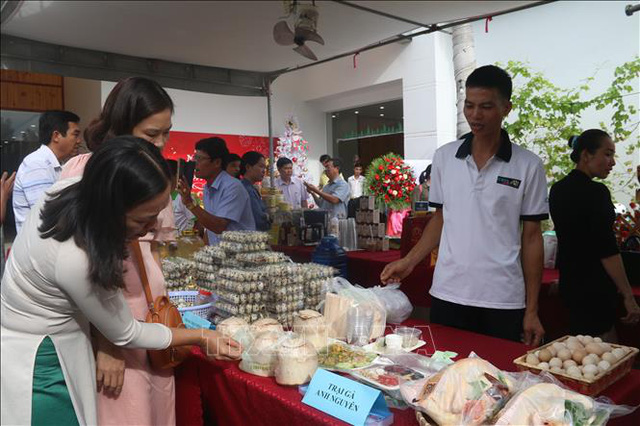 Gian hàng giới thiệu sản phẩm gà ri sạch có truy xuất nguồn gốc của anh Vân tại Hội nghị kết nối sản phẩm nông sản.