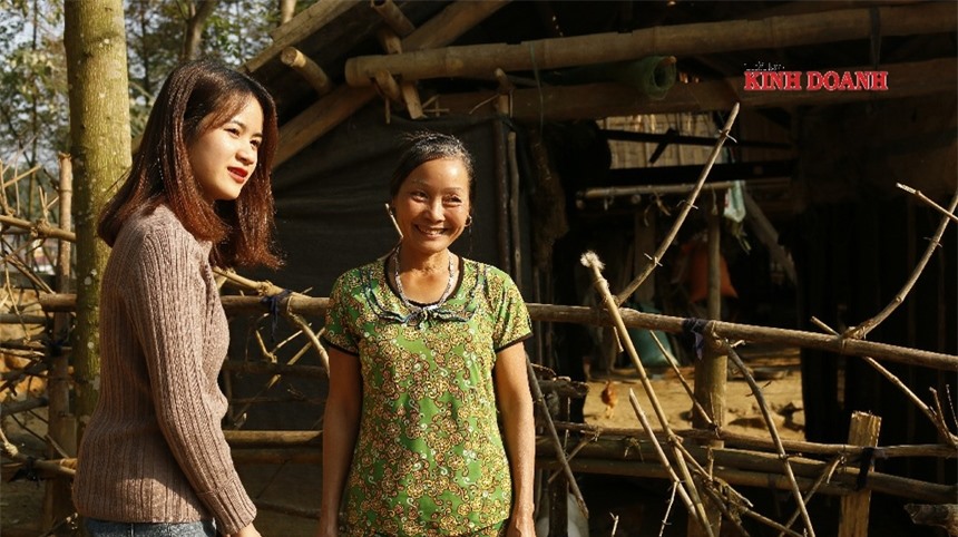 Bà Nguyễn Thị Quê phấn khởi khoe năm nay gia đình sẽ ăn Tết to.