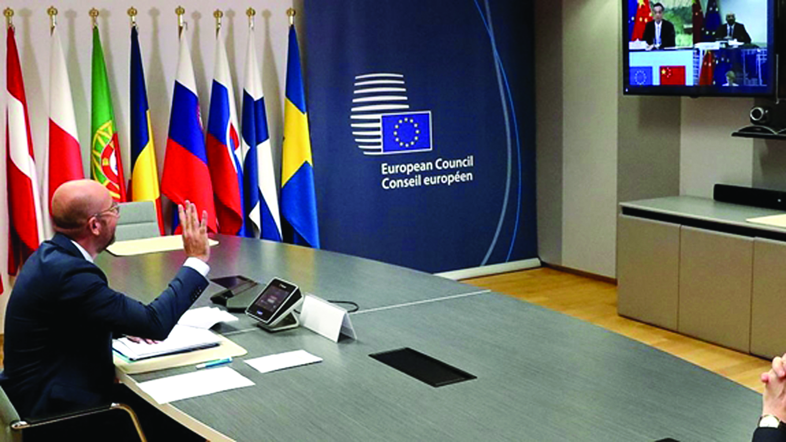  Trung Quốc và EU vừa ký kết thỏa thuận đầu tư. (Chủ tịch Hội đồng châu Âu Charles Michel trao đổi với Thủ tướng Trung Quốc Lý Khắc Cường tại Hội nghị trực tuyến. Ảnh: dw.com)