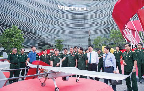 Giai đoạn 2020-2025, Viettel sẽ chuyển đổi từ công ty cung cấp dịch vụ viễn thông sang công ty cung cấp dịch vụ số. (Ảnh: Lãnh đạo Bộ Quốc phòng tham quan sản phẩm máy bay không người lái Shikra do Viettel phát triển).