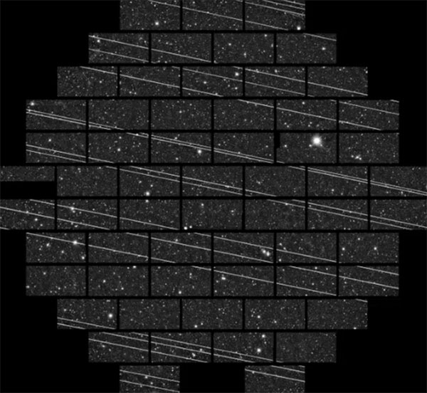 Dàn vệ tinh Starlink hiện hữu dưới dạng những sọc trắng.