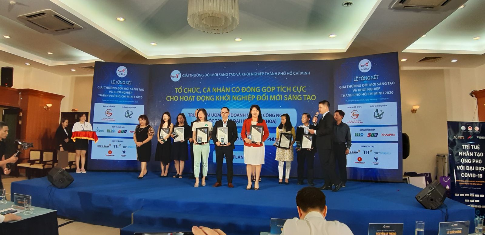 Chủ tịch Hội đồng Tư vấn – Hỗ trợ KN Phía Nam – Bà Võ Phương Lan nhận giải thưởng 