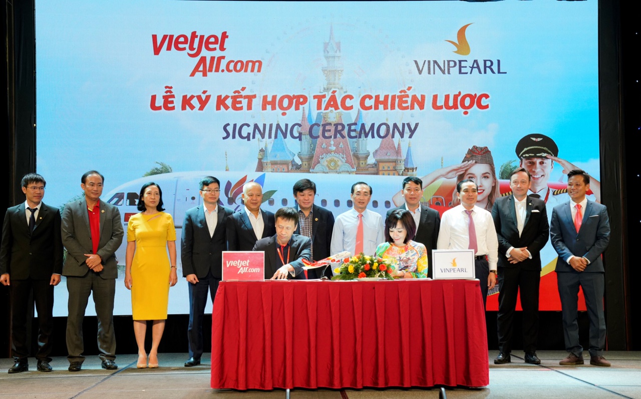 Vietjet và Vinpearl sẽ hợp tác toàn diện về các dịch vụ - hoạt động của mỗi bên, xây dựng các chương trình ưu đãi thường xuyên tối ưu, mang lại dịch vụ đẳng cấp – chu đáo và tiện lợi nhất cho khách hàng nhờ sức mạnh liên kết thương hiệu Việt.
