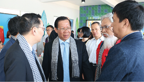 Bí thư tỉnh ủy Bến Tre Phan Văn Mãi và các đại biểu tại Lễ ra mắt Mekong Innovation Hub.