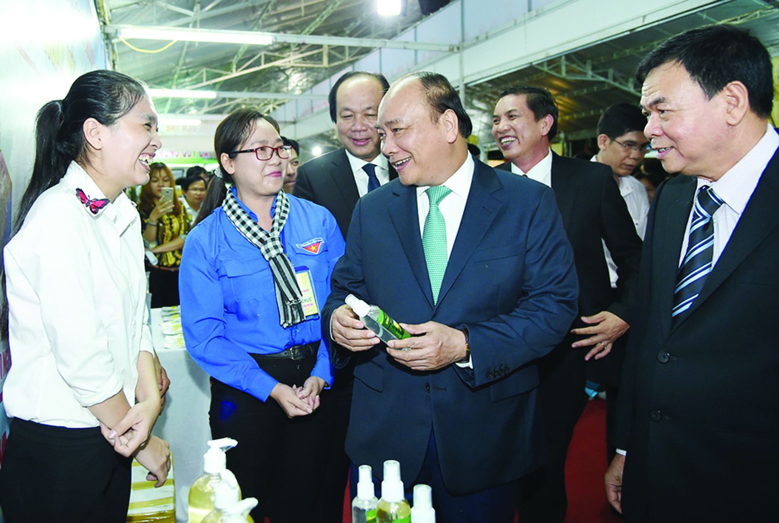 Thủ tướng Chính phủ Nguyễn Xuân Phúc tham quan các gian hàng trưng bày tại Ngày hội "Bến Tre- Đồng Khởi khởi nghiệp" năm 2017.