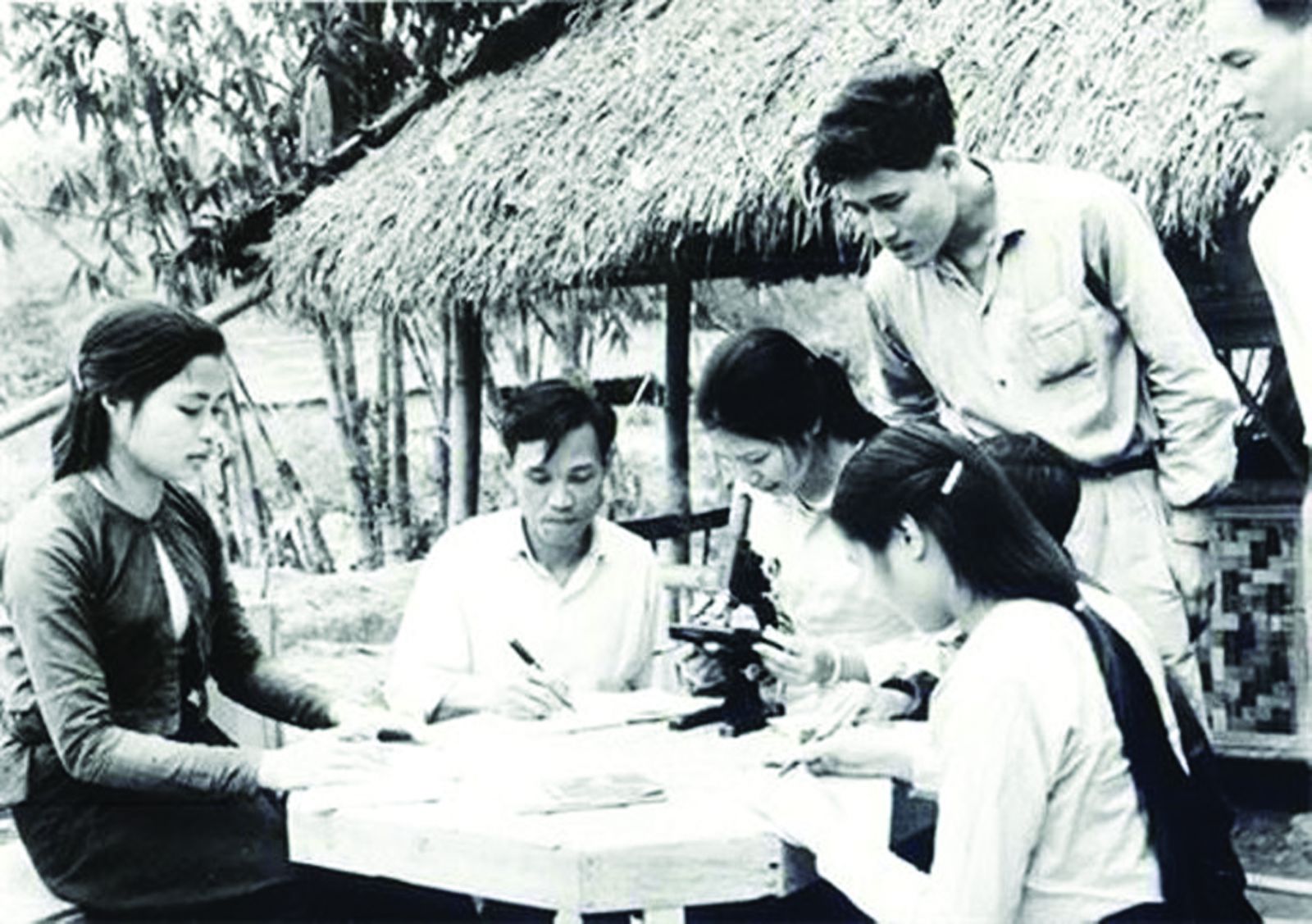 Chỉ một năm sau ngày Nha Bình dân học vụ được thành lập, hơn 2.500.000 người thoát nạn mù chữ đó là một kỳ tích của nền giáo dục Việt Nam. Ảnh: Tư liệu