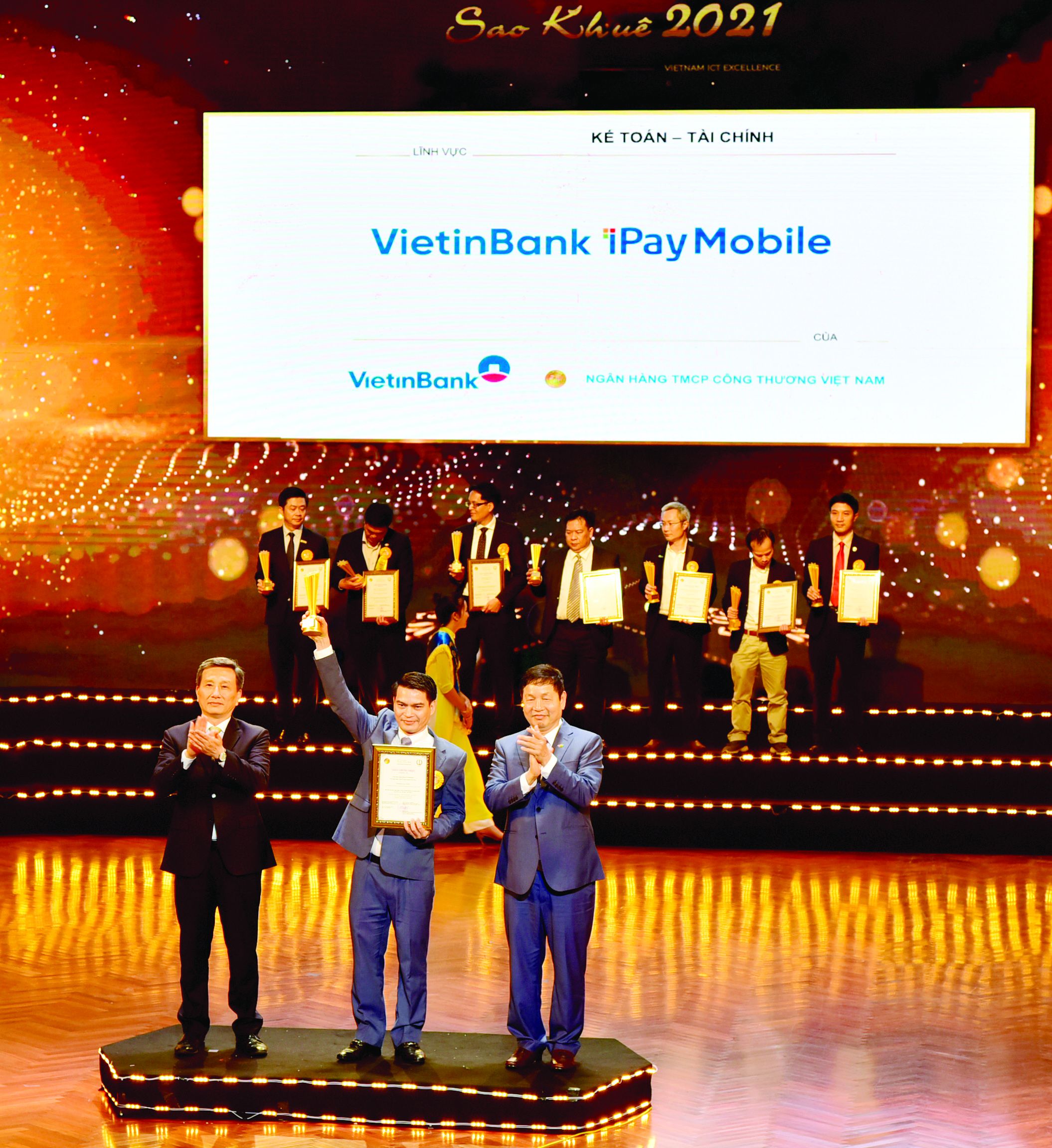  Ông Đàm Hồng Tiến - Giám đốc Khối Bán lẻ VietinBank đại diện nhận Giải thưởng Sao Khuê năm 2021 cho Ứng dụng Ngân hàng số VietinBank iPay Mobile