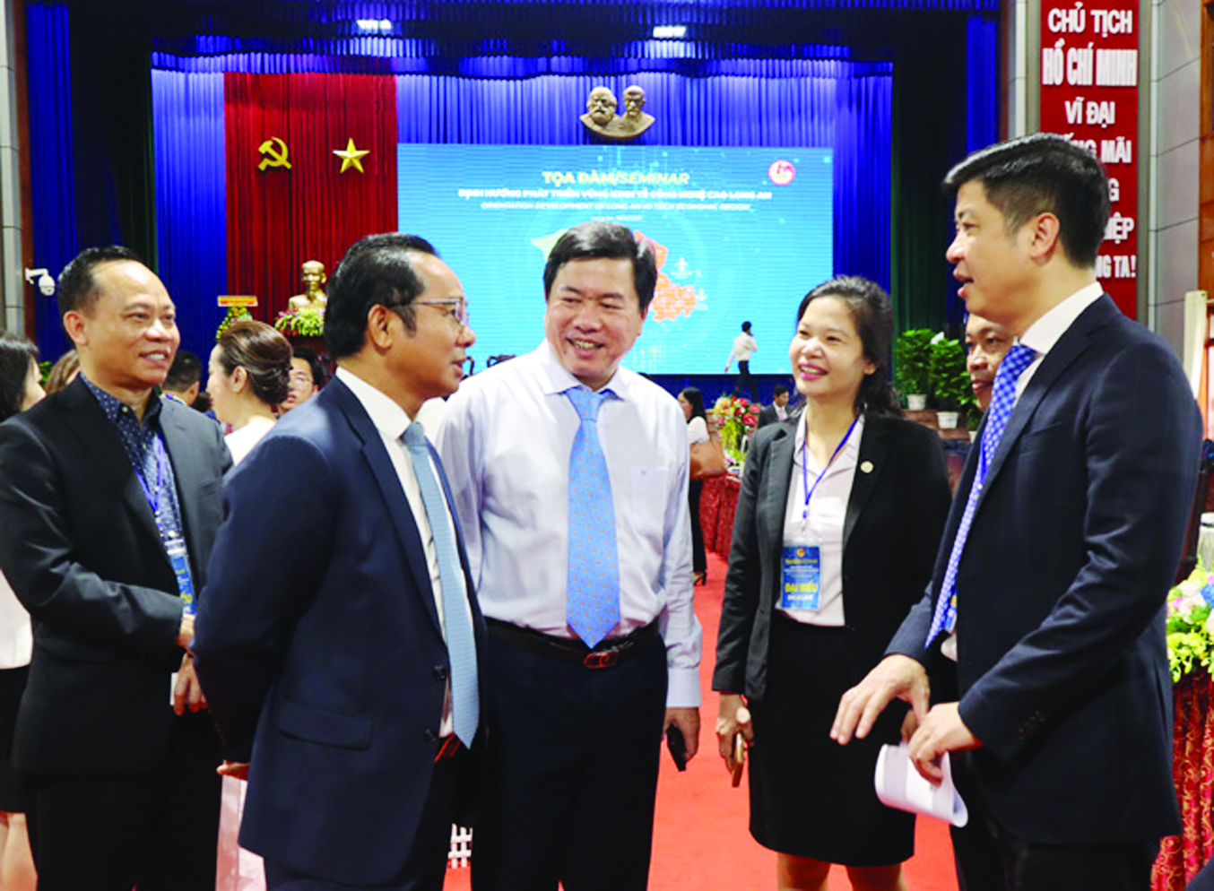  Các đại biểu trao đổi thông tin tại tọa đàm Định hướng phát triển vùng kinh tế công nghệ cao Long An.