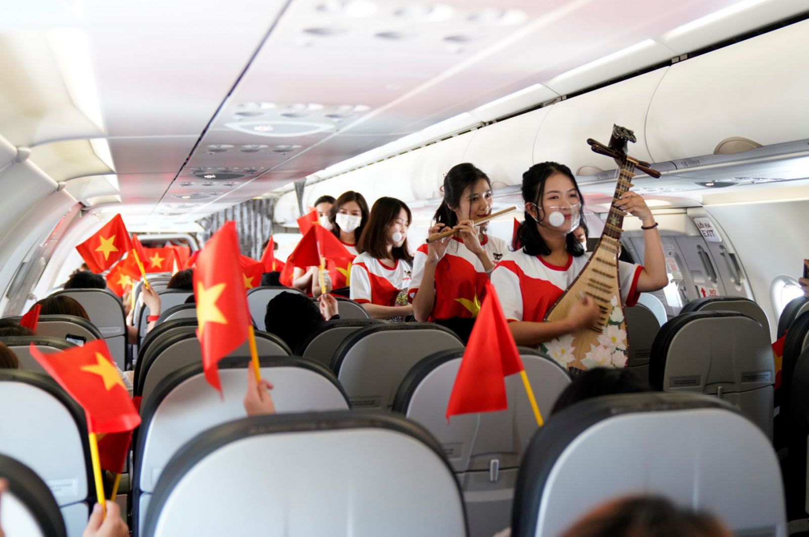 Sự kết nối của sức trẻ, năng động và sáng tạo cùng các nhạc cụ truyền thống vang lên trên tàu bay ở độ cao 10.000 mét mang tới trải nghiệm hoàn toàn khác biệt cho khách hàng.