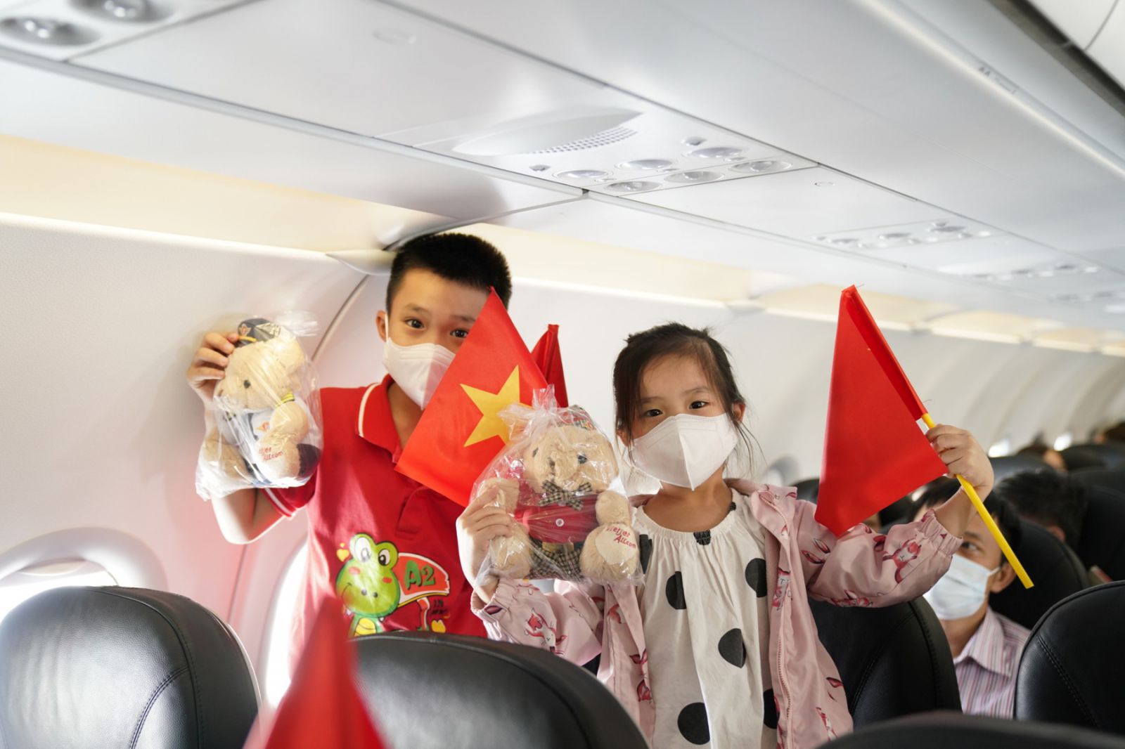 Hàng trăm hành khách trên chuyến bay VJ455 từ thủ đô Hà Nội tới Đảo Ngọc Phú Quốc đã hòa mình vào không gian âm nhạc và còn nhận được những món quà lưu niệm từ phi hành đoàn Vietjet.