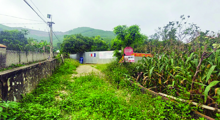  Khu đất ô nhiễm tồn lưu hóa chất thuốc BVTV tại xóm Hồng Kỳ - Vũ Kỳ, xã Đồng Thành nằm lọt thỏm trong khu dân cư và đất canh tác của người dân
