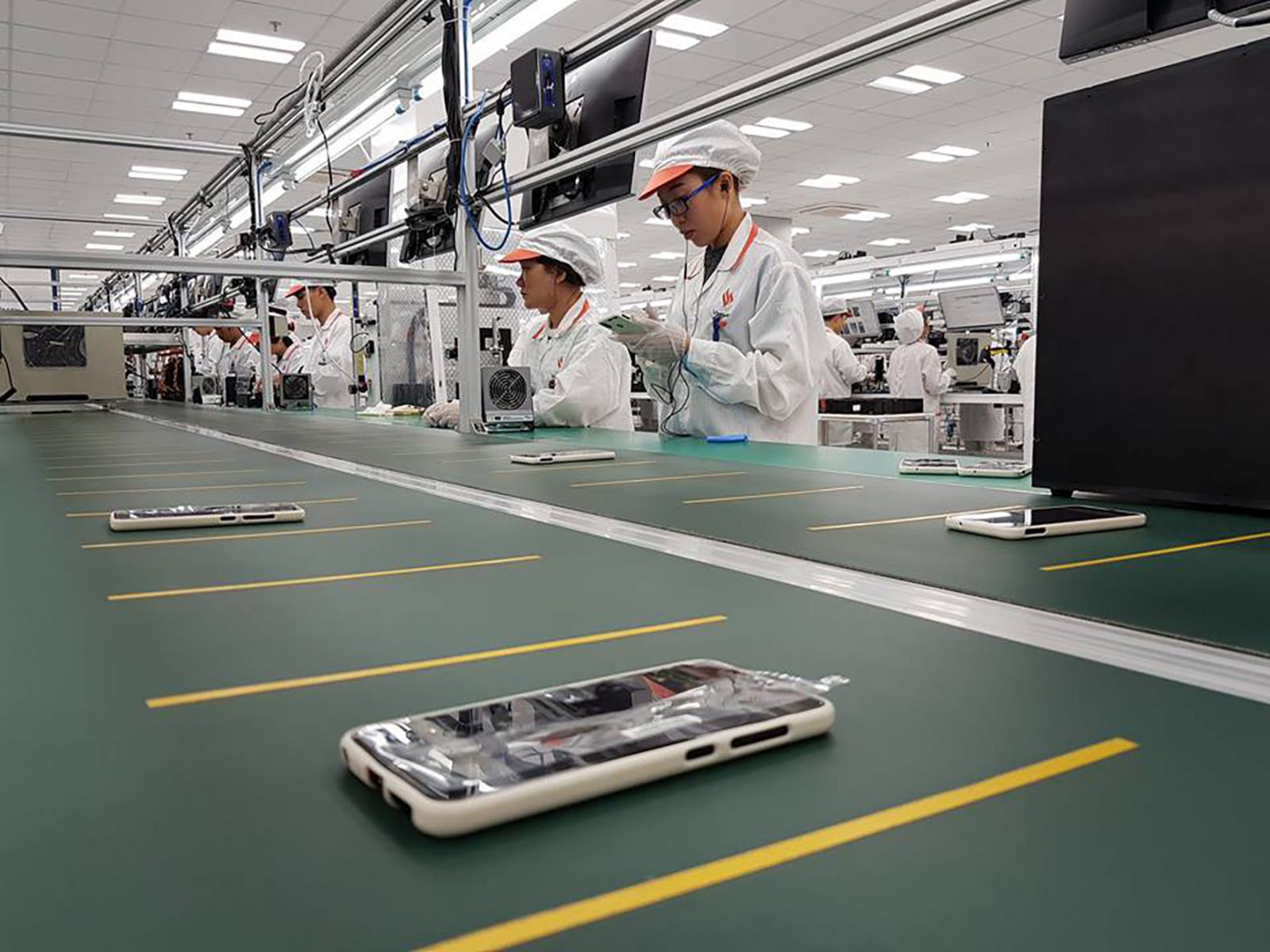  Công đoạn kiểm tra sản phẩm trước khi xuất xưởng. Ảnh: Nhà máy sản xuất điện thoại Vsmart của Tập đoàn Vingroup tại Cát Hải (Hải Phòng)