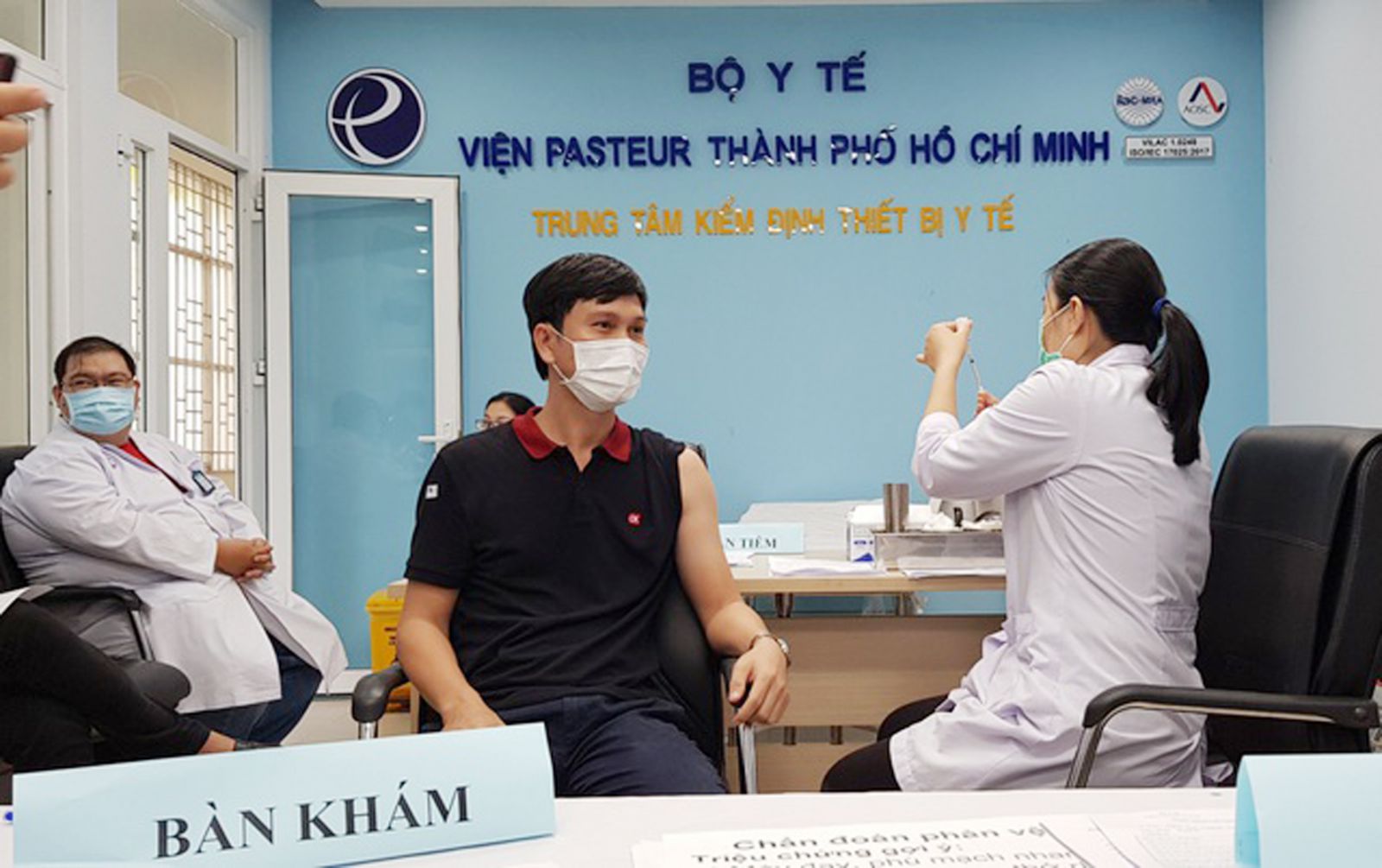 p/Hiện đã có gần 60.000 người thuộc các nhóm ưu tiên trên địa bàn TP HCM được tiêm vắc xin COVID-19. Ảnh: P.Nguyễn